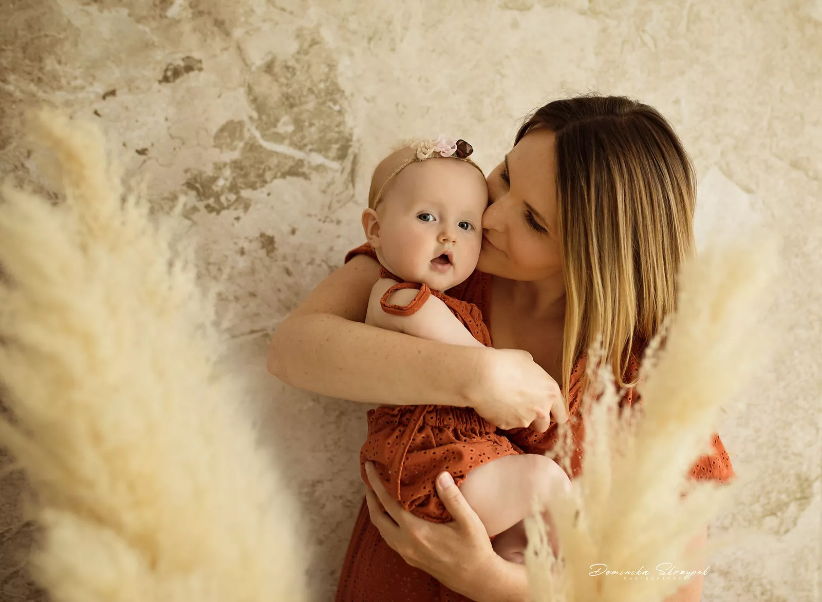 Sesja mama i córka w boho scenerii z trawą pampasową — fotograf rodzinny Warszawa Gocław